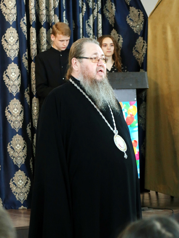 Торжественное вручение аттестатов прошло в школе в честь прп. Сергия Радонежского