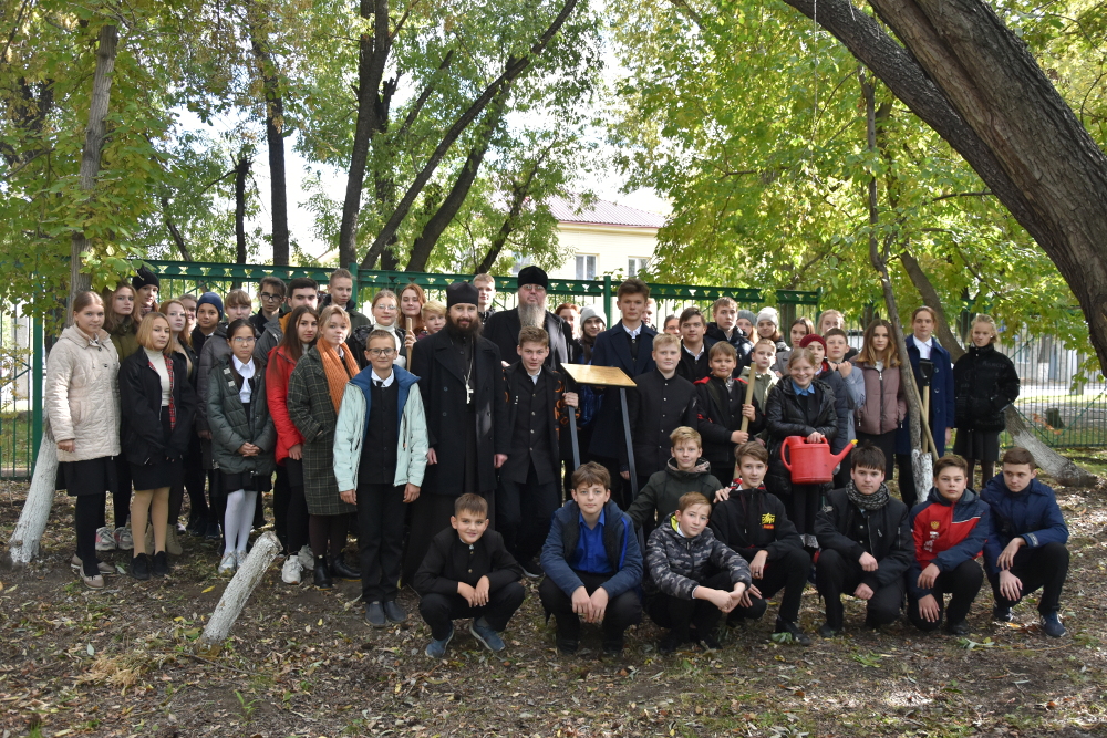 Учащиеся школы приняли участие в высадке аллеи, посвященной памятным датам