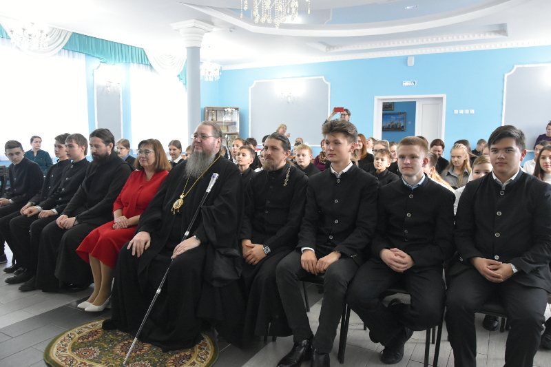 Праздничный концерт, посвященный закрытию недели языков в школе в честь прп. Сергия Радонежского