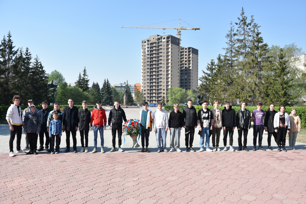 Накануне Праздника Великой Победы студенты колледжа и учащиеся школы возложили цветы к памятникам защитникам Отечества нашего