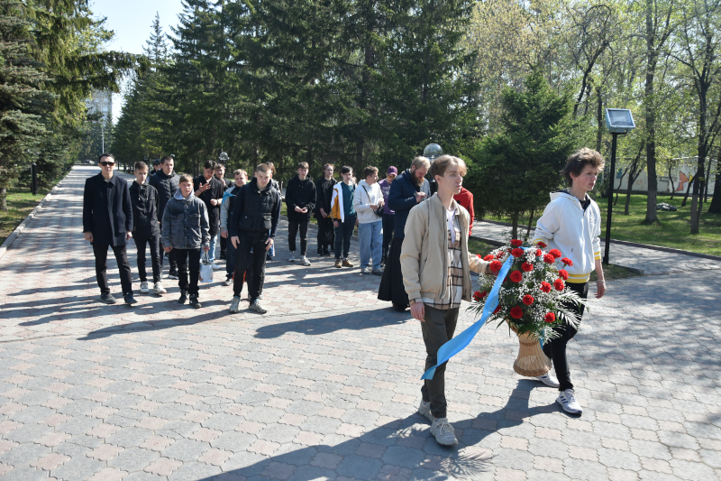 Накануне Праздника Великой Победы студенты колледжа и учащиеся школы возложили цветы к памятникам защитникам Отечества нашего